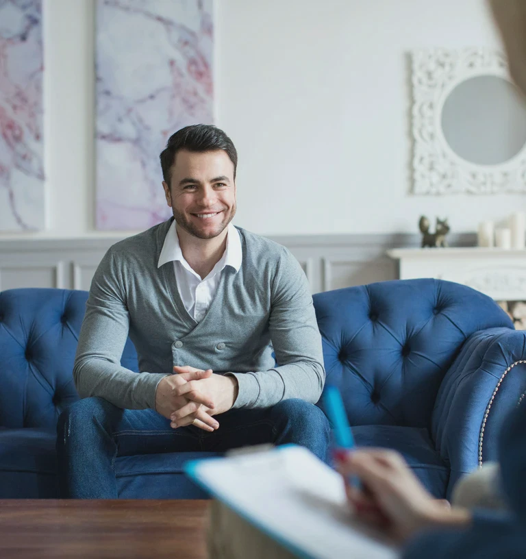 Uśmiechnięty mężczyzna na kanapie