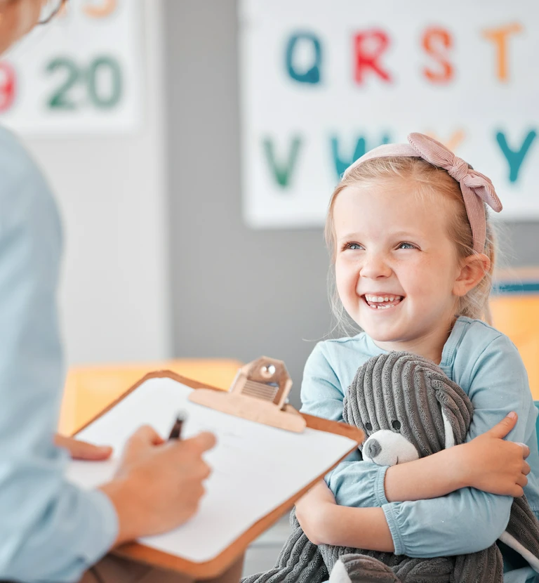 Notująca kobieta i&nbsp;mała dziewczynka